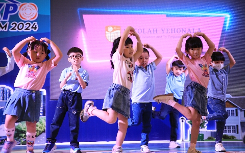 kids performing a dance, with cute heart dance move