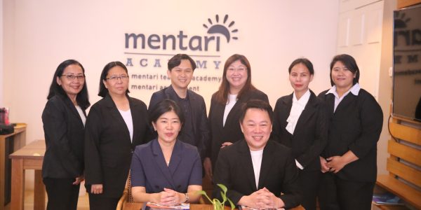 Penandatanganan MOU berlangsung di Kantor Mentari Group Jakarta, dihadiri oleh Mitosima The Anakunda, M.B.A., Ketua Yayasan Yehonala, beserta tim guru. Dari Mentari Group hadir Djuni Rimba, Executive Director, dan Hendro Hassen, Director Mentari Academy.